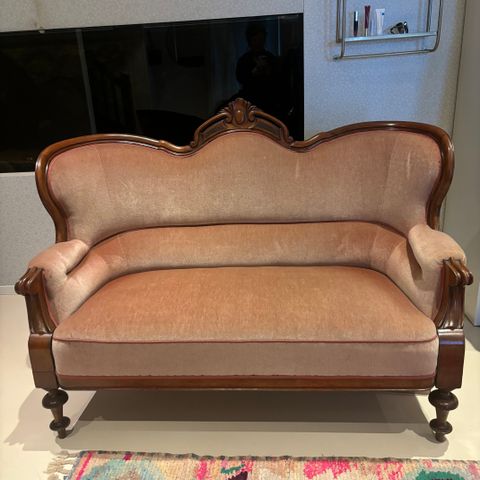 Nytrukket Biedermeier sofa