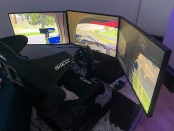 Fanatec komplett pakke med to ratt, base og pedaler til sim racing