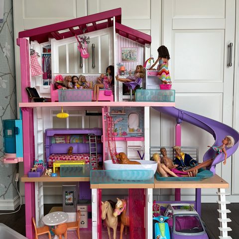 Barbie dreamhouse med masse tilbehør