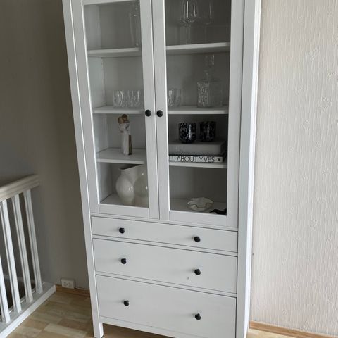 Hemnes vitrineskap