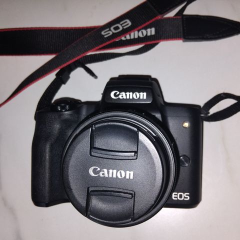 Canon EOS M50 med standardlinse 15-45 mm og Canon EF-M 55-200 linse