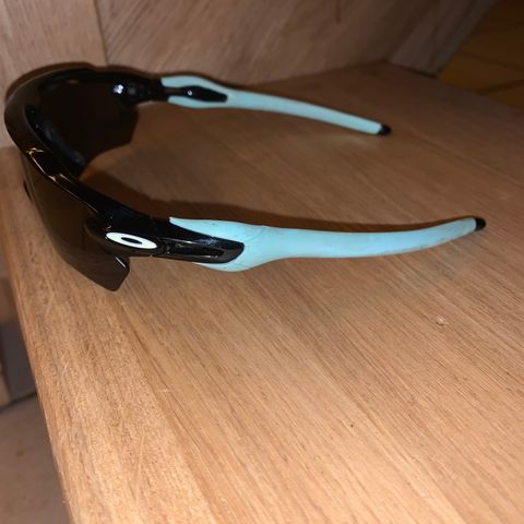 Oakley radar ev xs briller selges