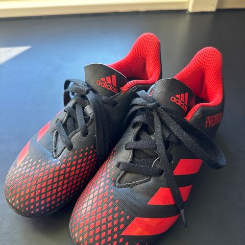 Adidas fotballsko str 32