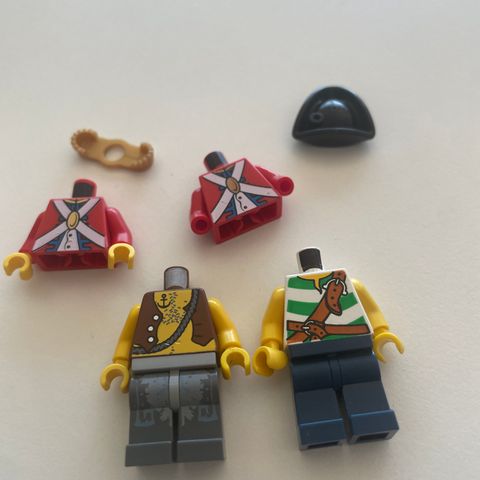 Selger noen Lego pirates deler.