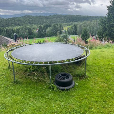 Trampoline gies bort mot henting