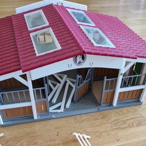 schleich horse club / stall