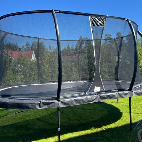 Oval trampoline