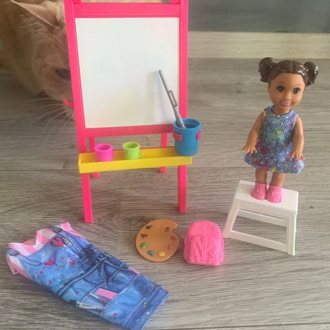 Barbie art-school