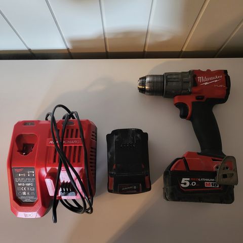 Milwaukee fuel M18 skrumaskin + lader og to batterier til salgs.