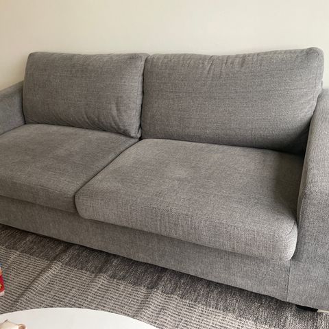 2 seter sofa i grå farge