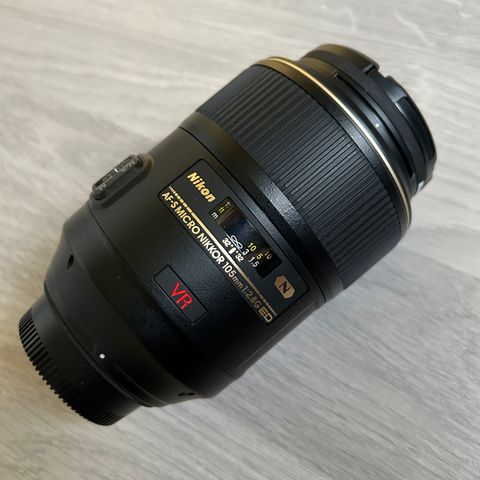 Nikon 105mm f/2.8G AF-S VR makroobjektiv