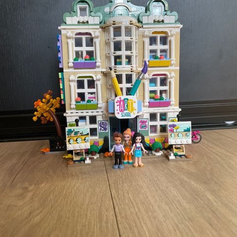 Lego Friends Art School selges