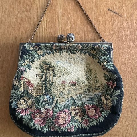 Nydelig brodert vintageveske selges