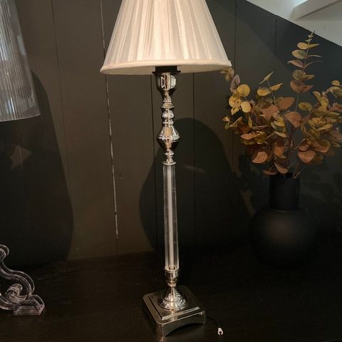 Bordlampe med skjerm