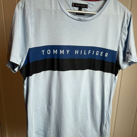 Fint brukt TOMMY HILFIGER t-skjorte i str. S