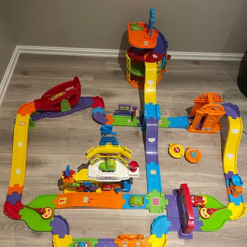 Vtech bilbane, parkeringshus og ekstra biler