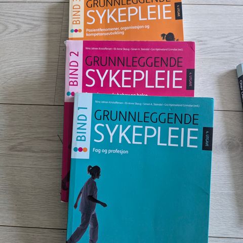 Pensumbøker til sykepleierstudiet (se pris i tekst)