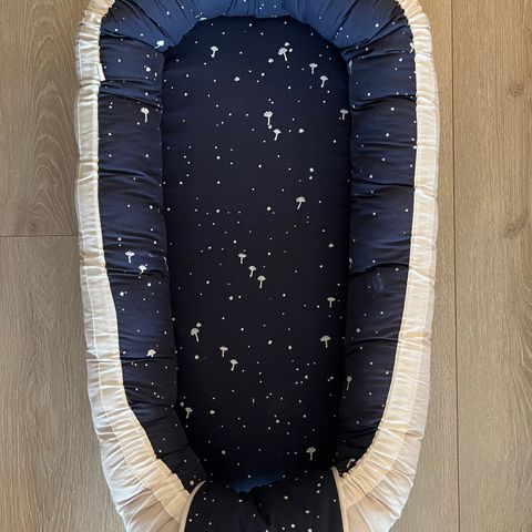 Babynest fra Born Copenhagen, farge: night sky