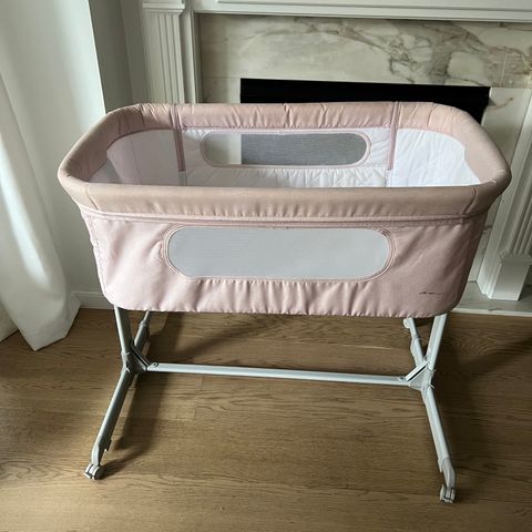 Moewo bedside crib in pink