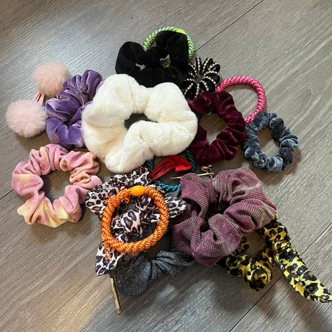 Scrunchies/hårstrikker/spenner