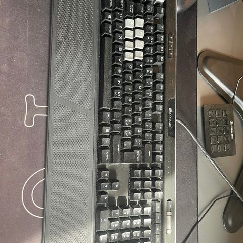 Corsair k95 tastatur selges