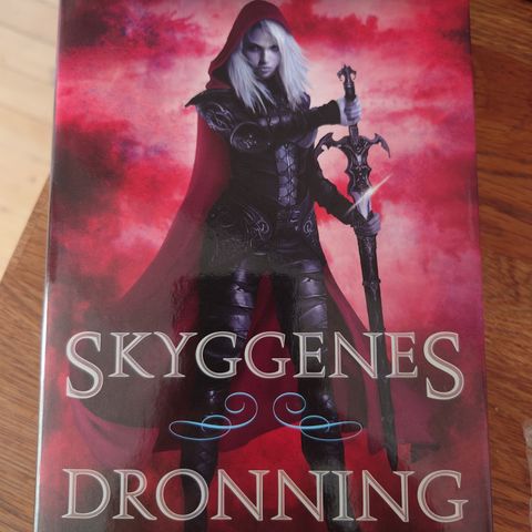 Sarah J. Maas - Skyggens Dronning (innbundet)