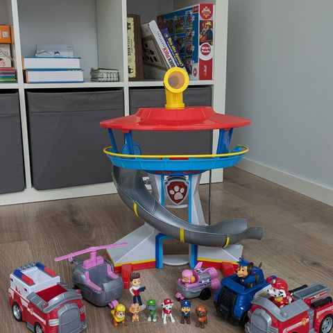 Paw Patrol tårn med figurer og biler