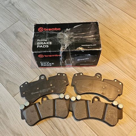 Nye Brembo bremseklosser foran Porsche Cayenne