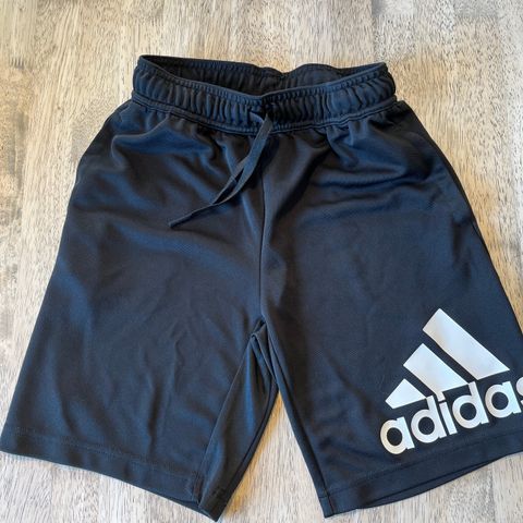 Adidas shorts str. 152