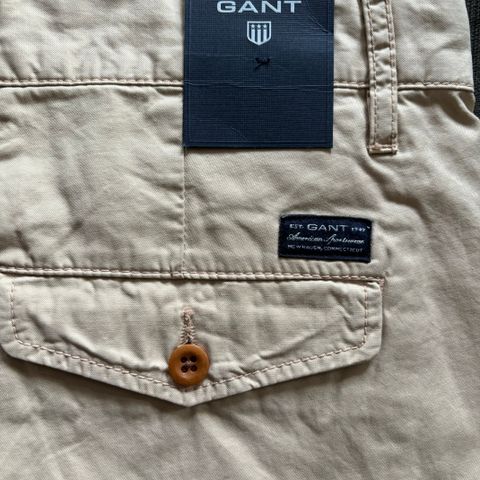 Gant. 2stk. Shortser. Str. 33. Farge: Dry Sand og Summer Blue. Div. Lacoste