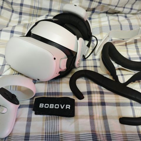 Oculus / Meta Quest 2 med BoboVR M2 Pro strap og VR-Gear maske