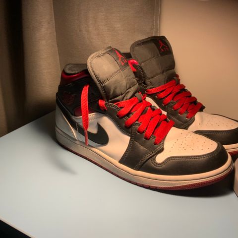 Real Jordan 1 red mid in good quality