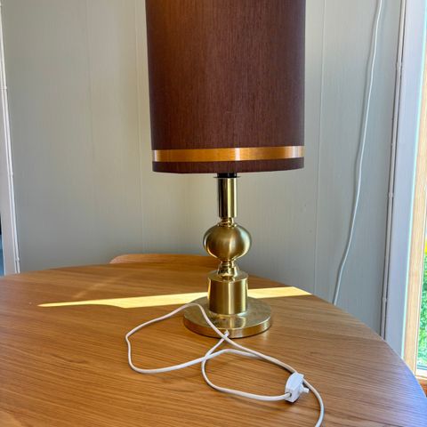 Vintage messinglampe med tidstypisk skjerm