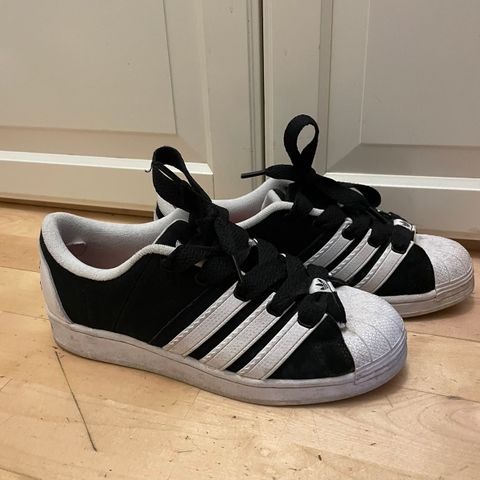 Trendy addidas sko selges!