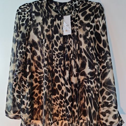 Leopard bluse fra Mango suit