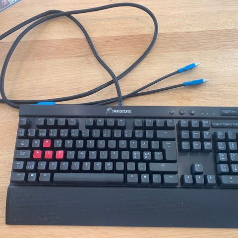 Mekanisk tastatur, mus, musmatte og headset