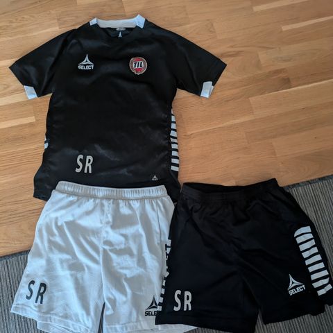 T-skjorte og 2 shortser med trykk SR og TIL logo.