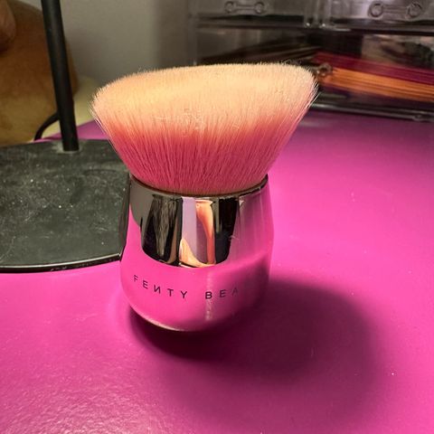 Fenty Beauty Kabuki børste (Stor)