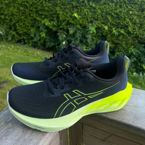 Asics Novablast 4 - Størrelse 41.5