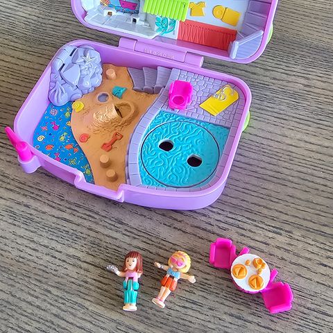 Polly pocket ,  holiday fun suitcase  1996