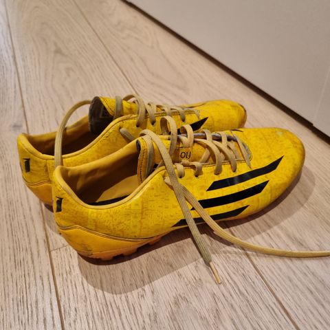 Adidas fotballsko F10 str 43 1/3