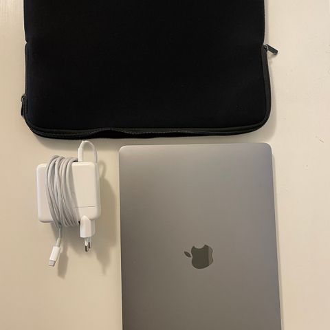 Kjempelite brukt MacBook Pro 13, du får lader og cover med på kjøpet!