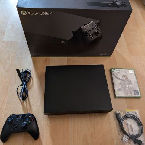 Xbox One X, med eske.