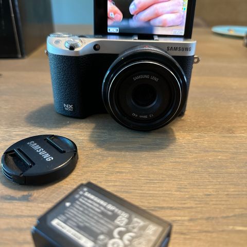 Samsung NX500 + 30mm Pancake objektiv og ekstra batteri