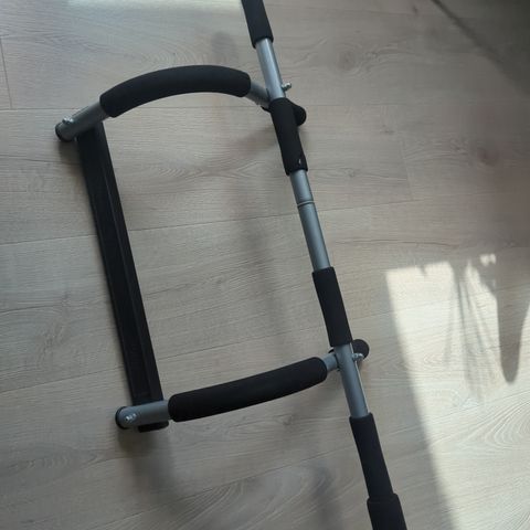 Iron gym pull up bar