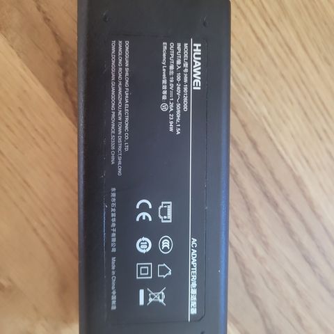 Huawei AC adapter gis bort