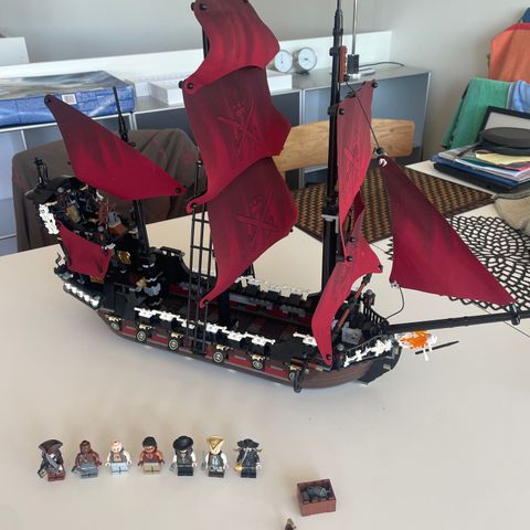 Selger Lego Pirates of the Caribbean 4195 Queen Anne’s Revenge!