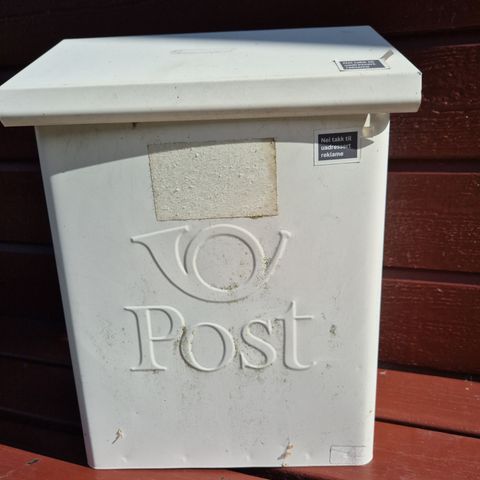 Hvit postkasse