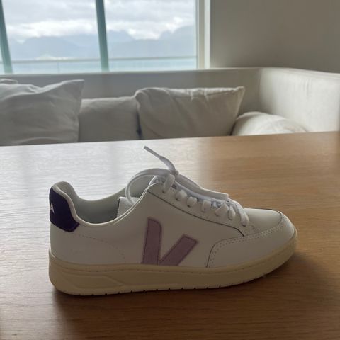 Veja V-12 Extra white parme magenta