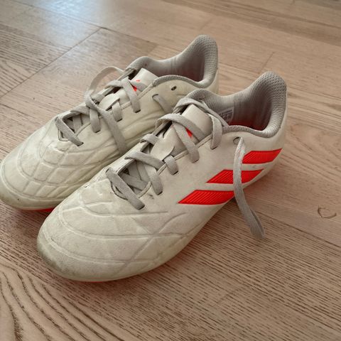 Adidas fotballsko str 33